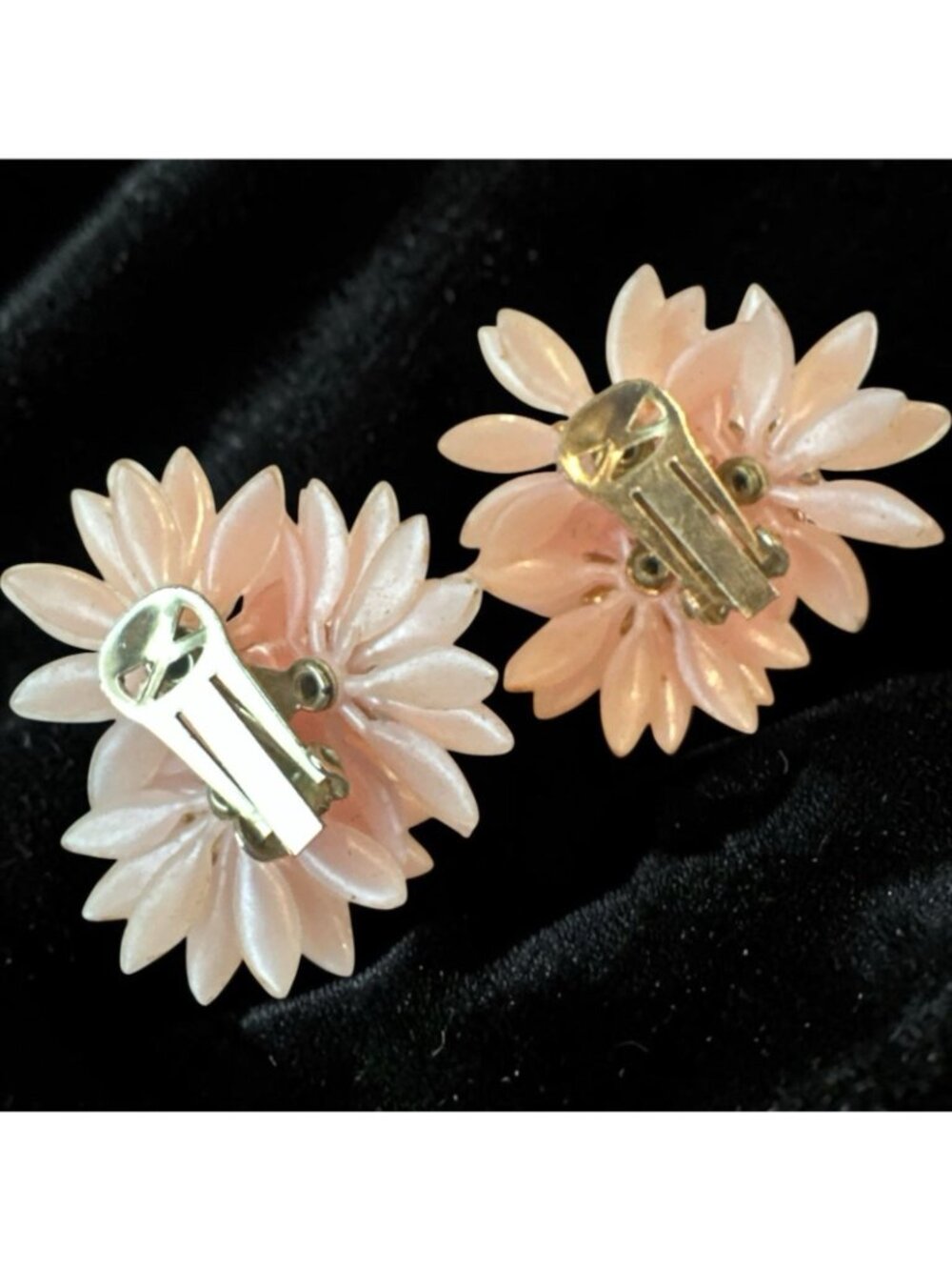 VTG 1950's Unsigned Coro Pink Multi-Flower Clip Earrings Thermoset Plastic Rhine - Picture 3 of 3